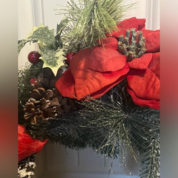 Christmas wreath with birds, poinsettias, cranberries, pine cones - Picture 7 of 11